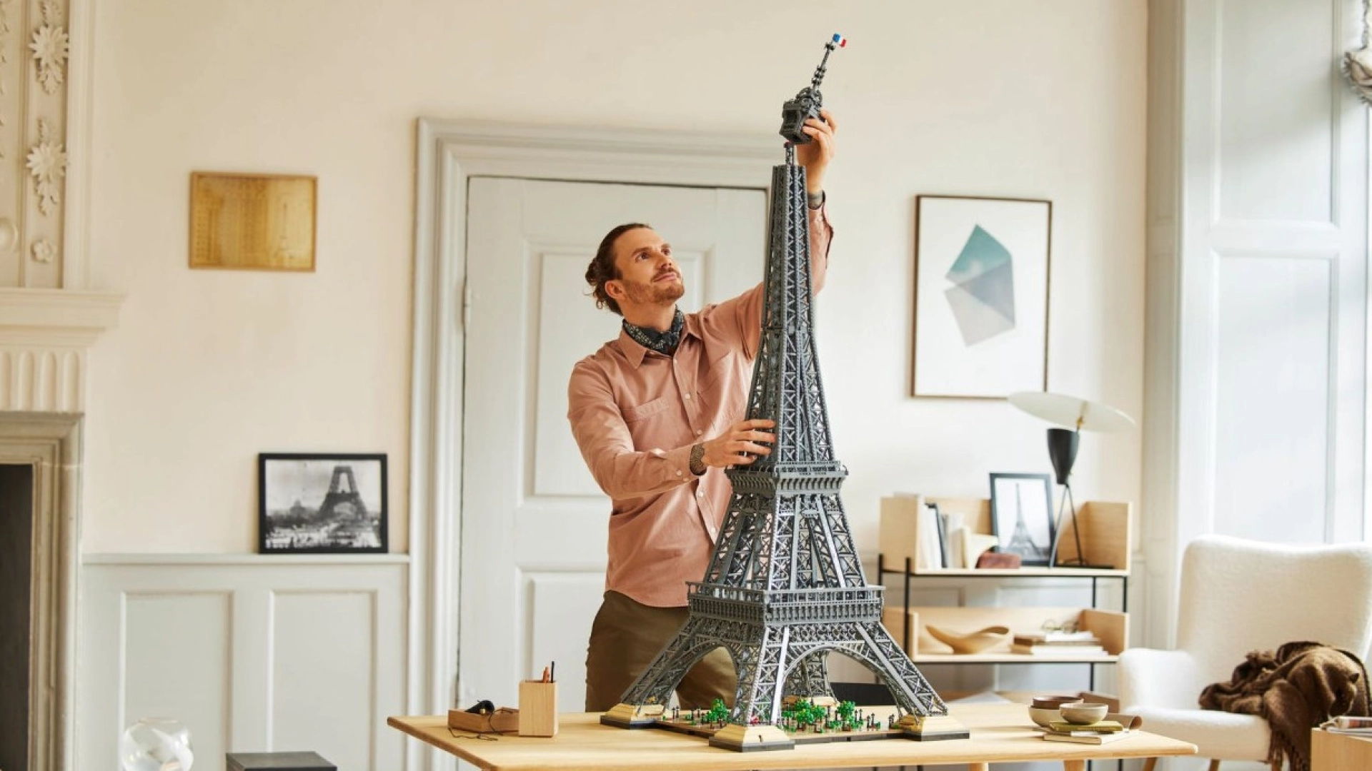 LEGO представила набор с Эйфелевой башней — более 10 000 деталей