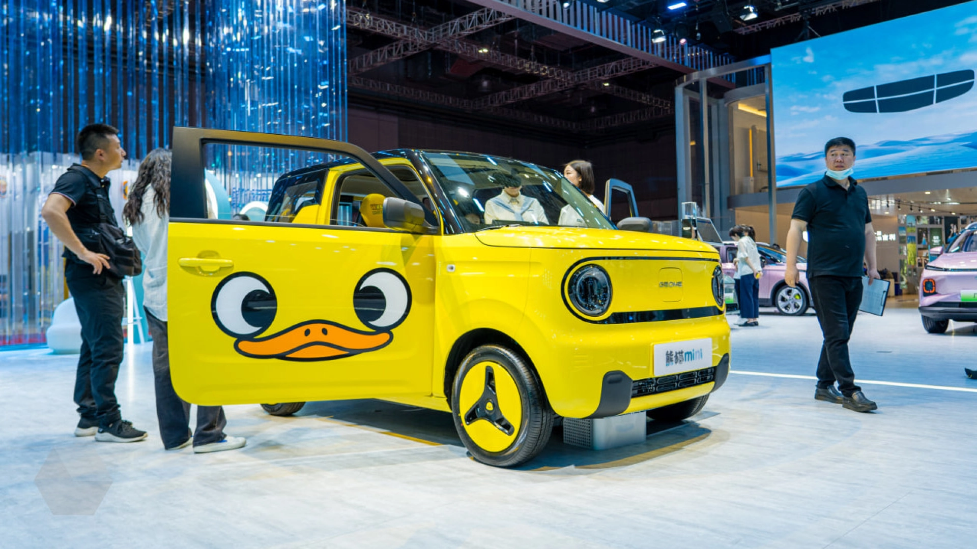 В Китае представили крохотный электромобиль Geely Panda Mini Little Yellow Duck Limited Edition