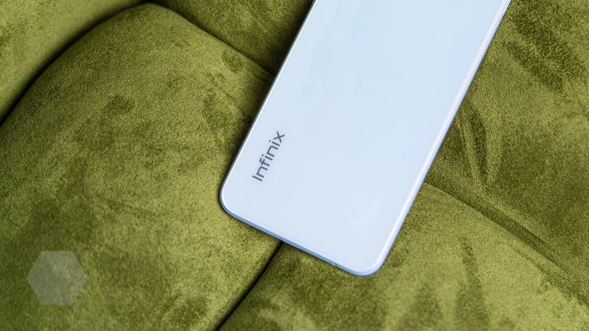 В сеть утекли фото и характеристики Infinix GT 10 Pro+ с дизайном в духе Nothing Phone (2)