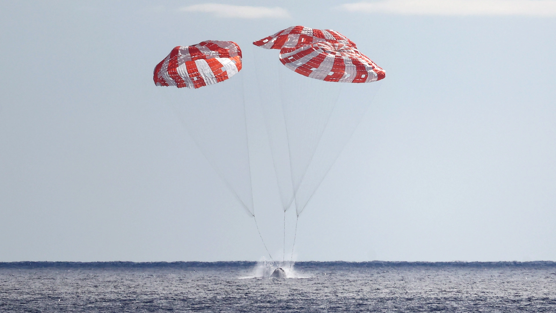 Корабль «Орион» завершил лунную миссию, приводнившись в Тихом океане