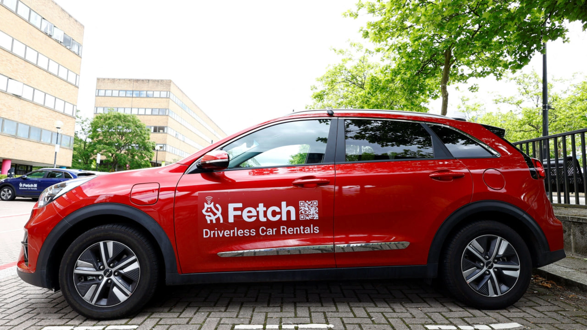В Великобритании запущен сервис по аренде авто Fetch — машины доставляют клиентам дистанционно