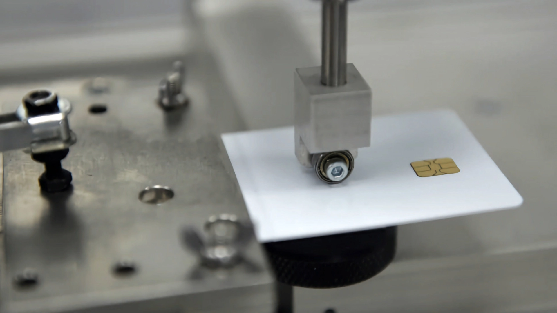 Минпромторг предложил обязать производить все банковские и SIM-карты в России с 2025–2026 годов