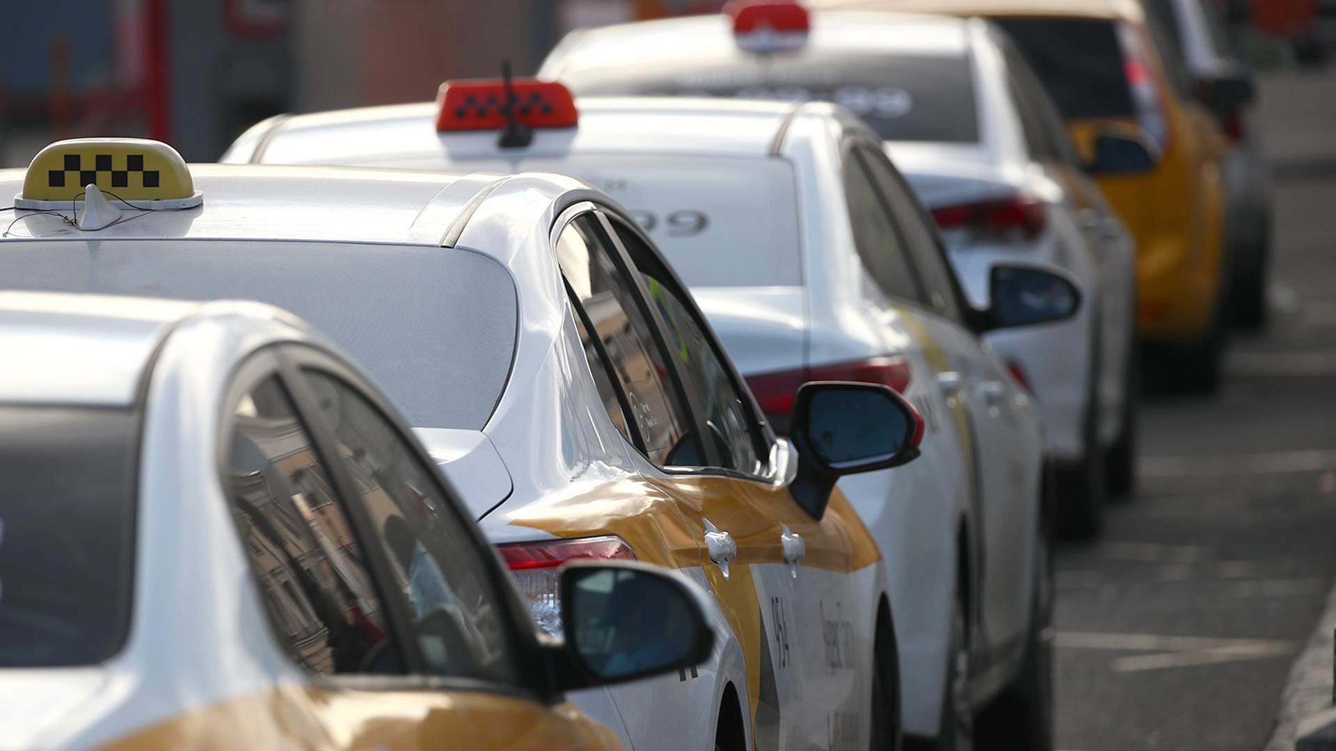 Эксперты: стоимость поездок на такси может кратно вырасти из-за новых правил для агрегаторов