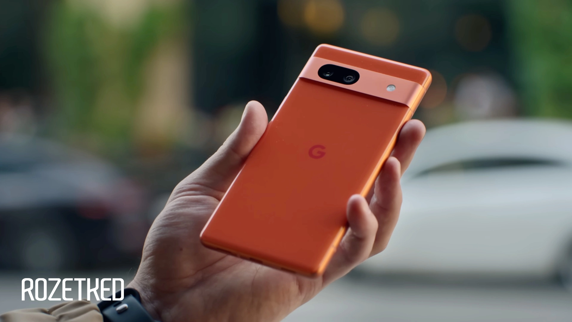 Google Pixel 8a со скругленным корпусом в голубом цвете показался на фотографиях