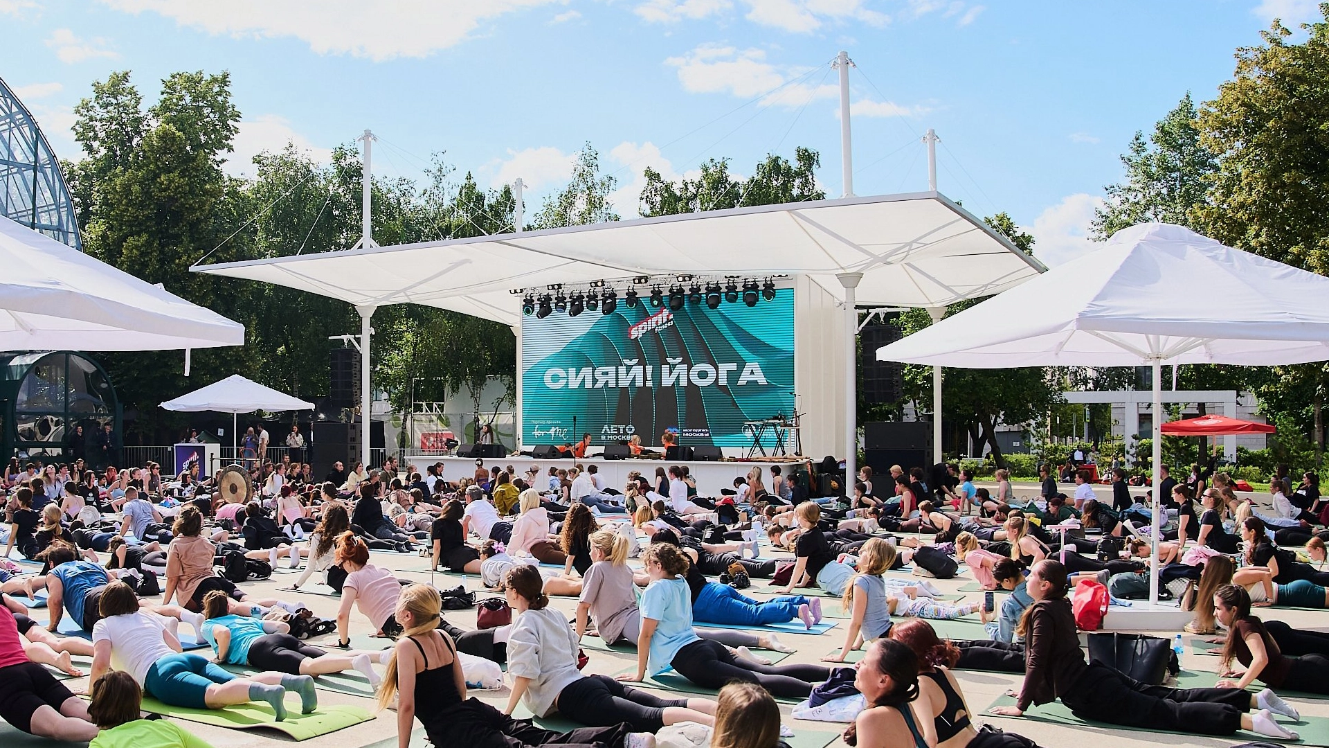 На Болотной площади прошла массовая тренировка «Сияй! Йога» от Spirit Fitness