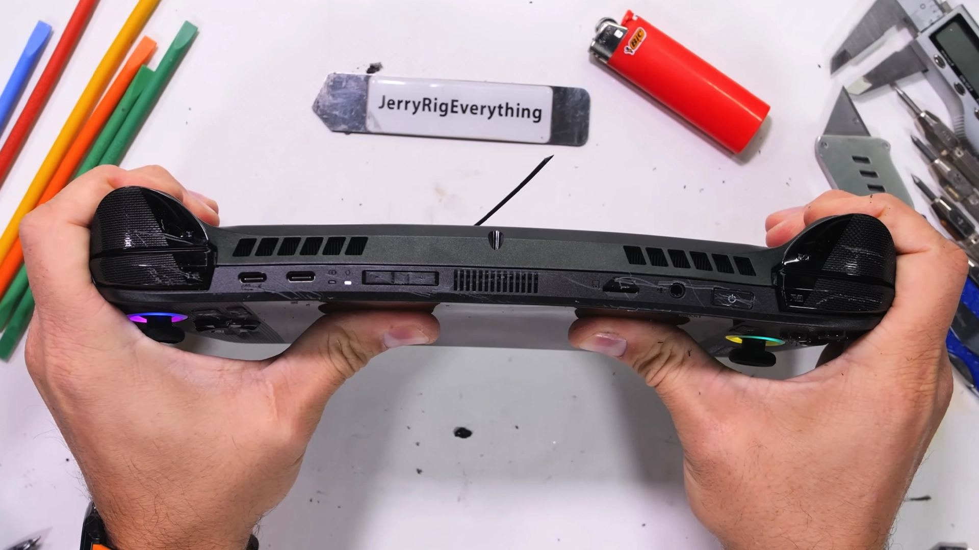 JerryRigEverything проверил на прочность Xbox Ally X — сломать «портативку» не получилось