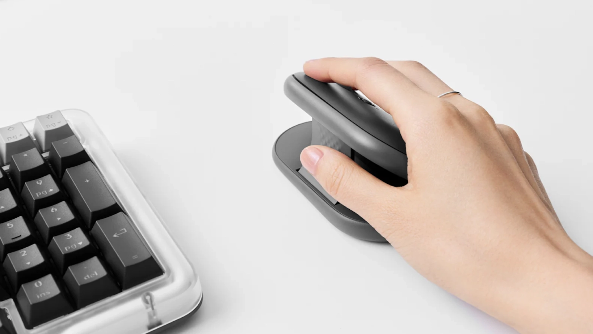 Logitech выпустила мышь-трансформер Pebble Up — она раскладывается для удобного хвата
