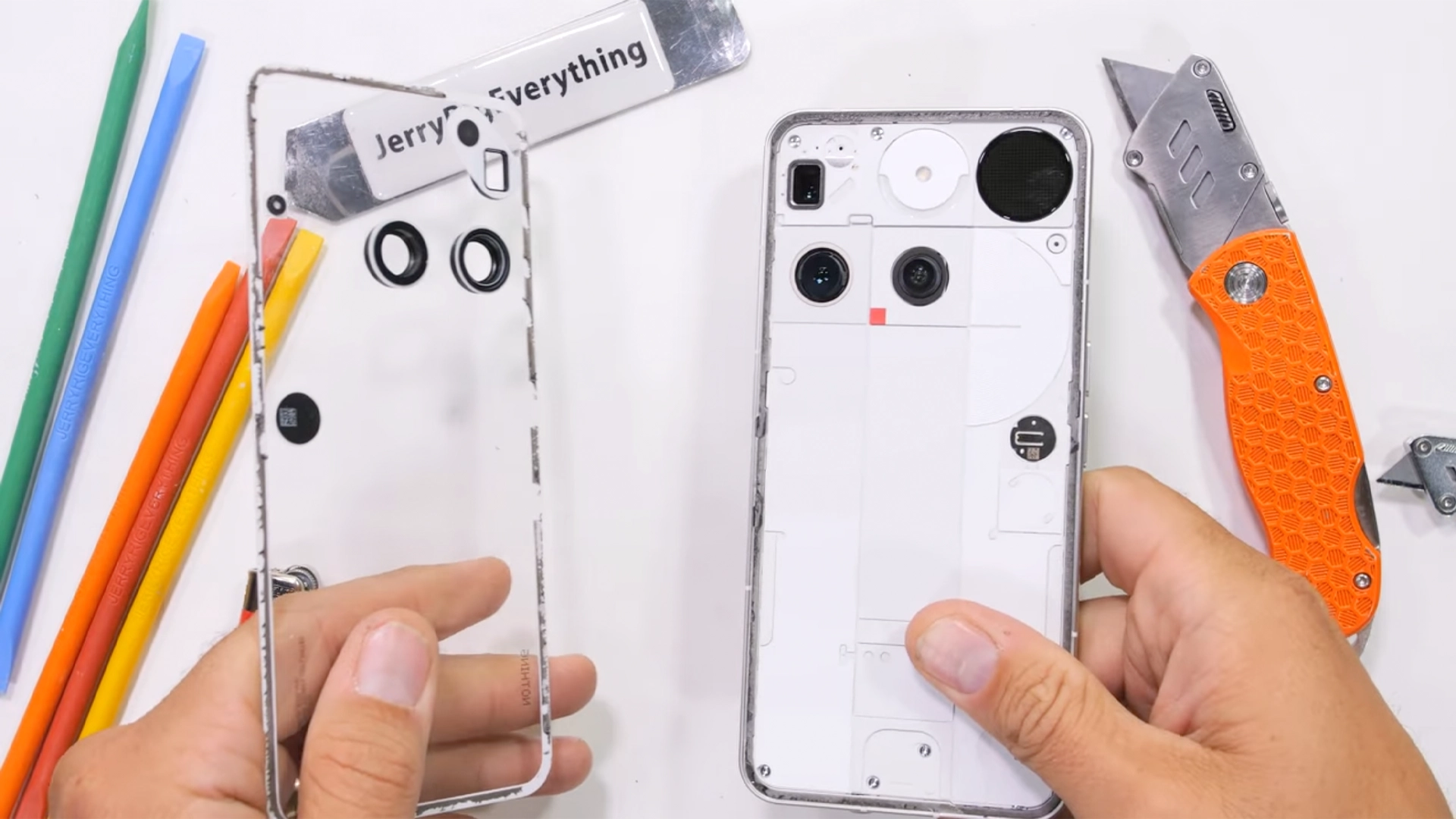 JerryRigEverything проверил на прочность Nothing Phone (3)