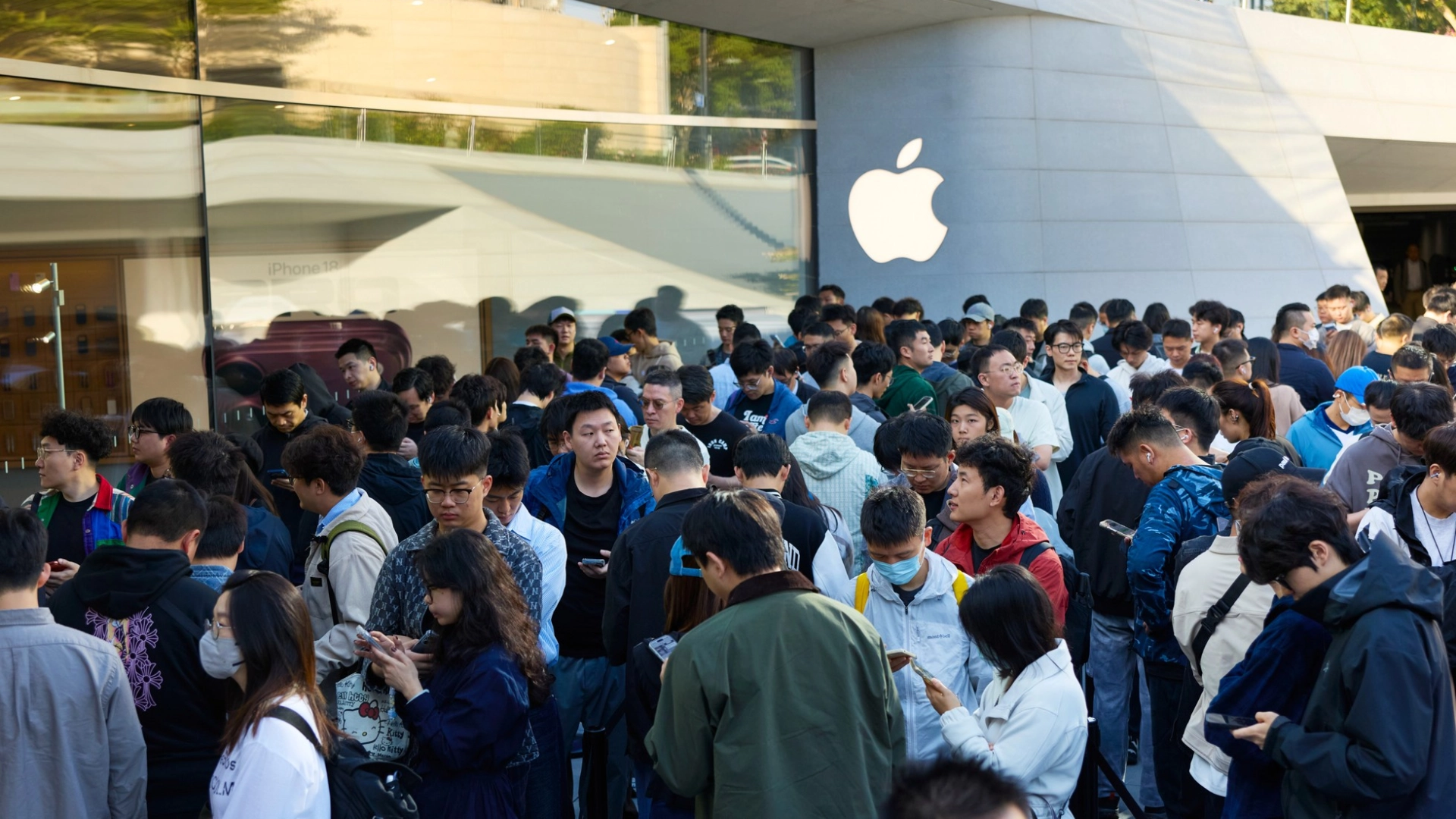 Стартовали продажи iPhone Duo: километровые очереди и рекорд Apple по капитализации
