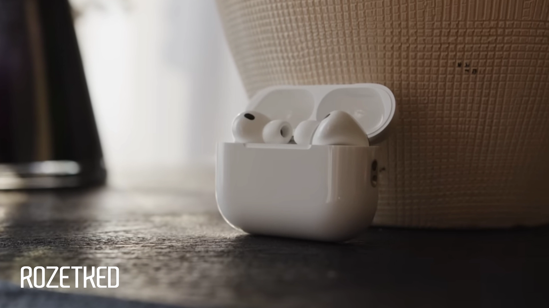 В коде iOS 27 Beta 2 нашли упоминания устройства с двумя камерами — это могут быть AirPods Ultra