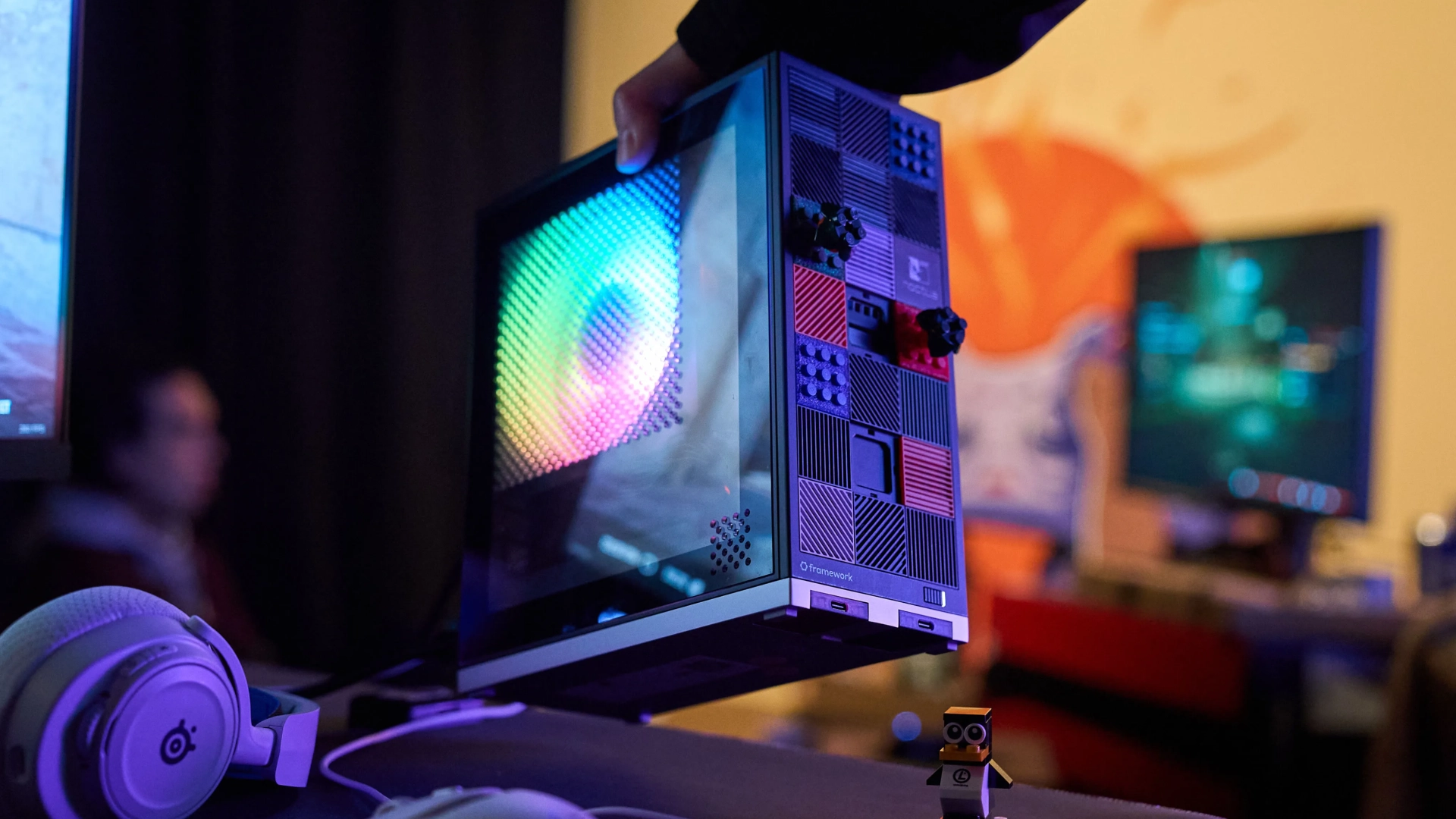 Это Framework Desktop — модульный мини-ПК с AMD Ryzen Al Max+ 395