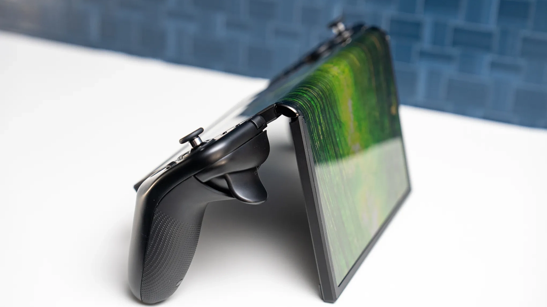 Lenovo показала концепт Legion Go Fold — «портативки» со складным экраном