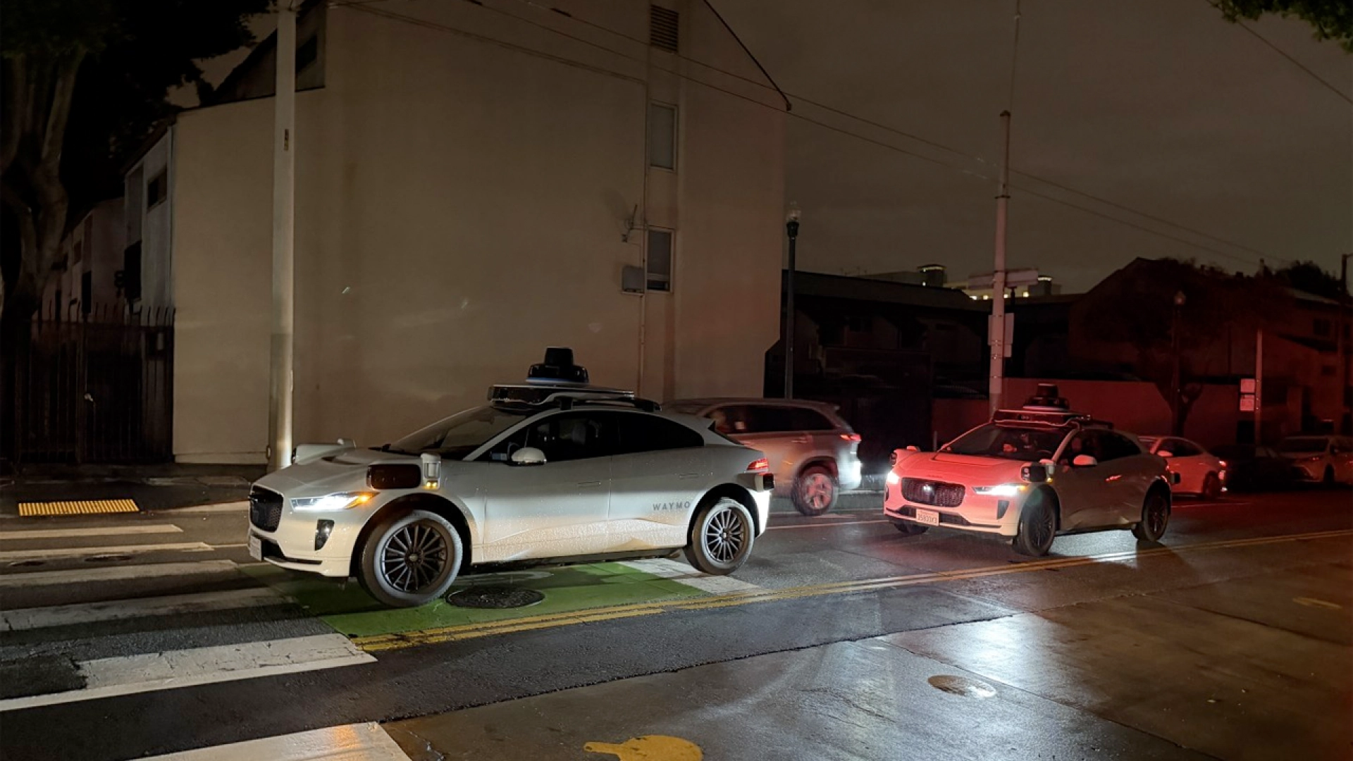 Роботакси Waymo блокировали движение в Сан-Франциско из-за отключения света