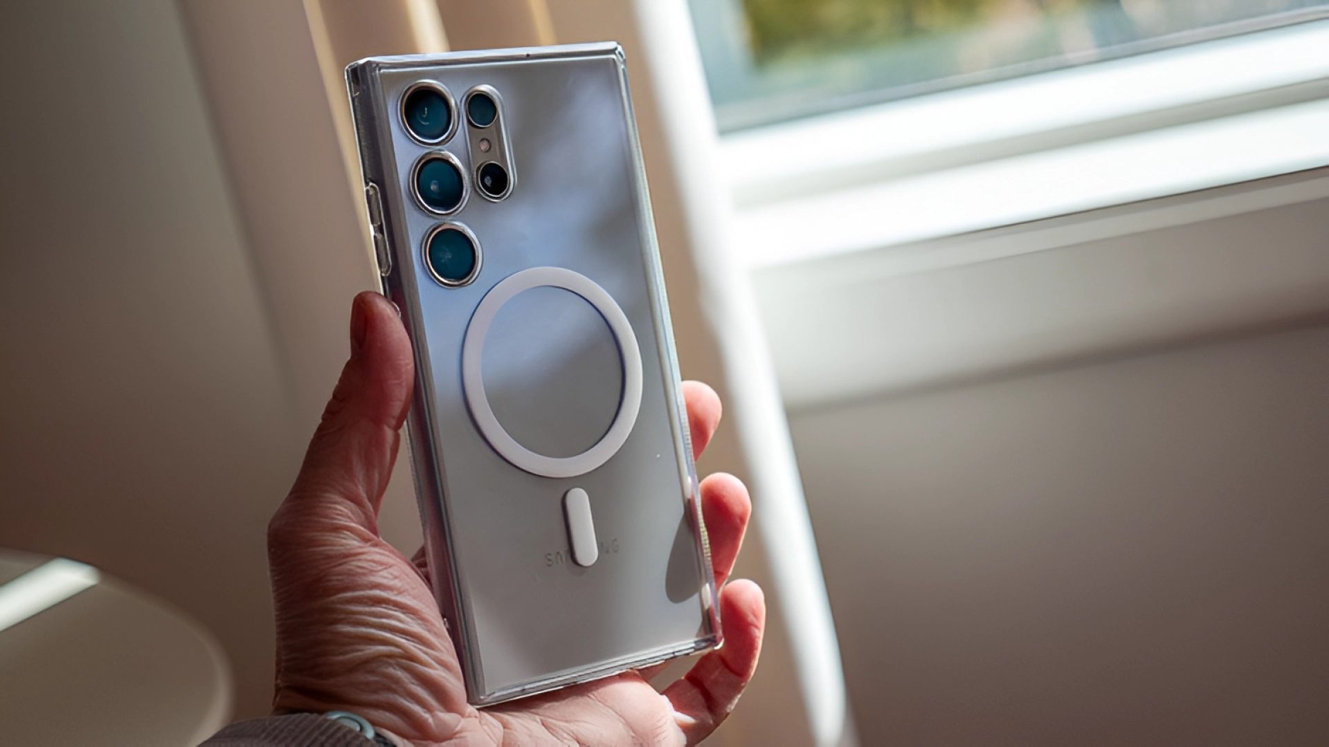 Samsung раздумывает отказаться от портов для зарядки?