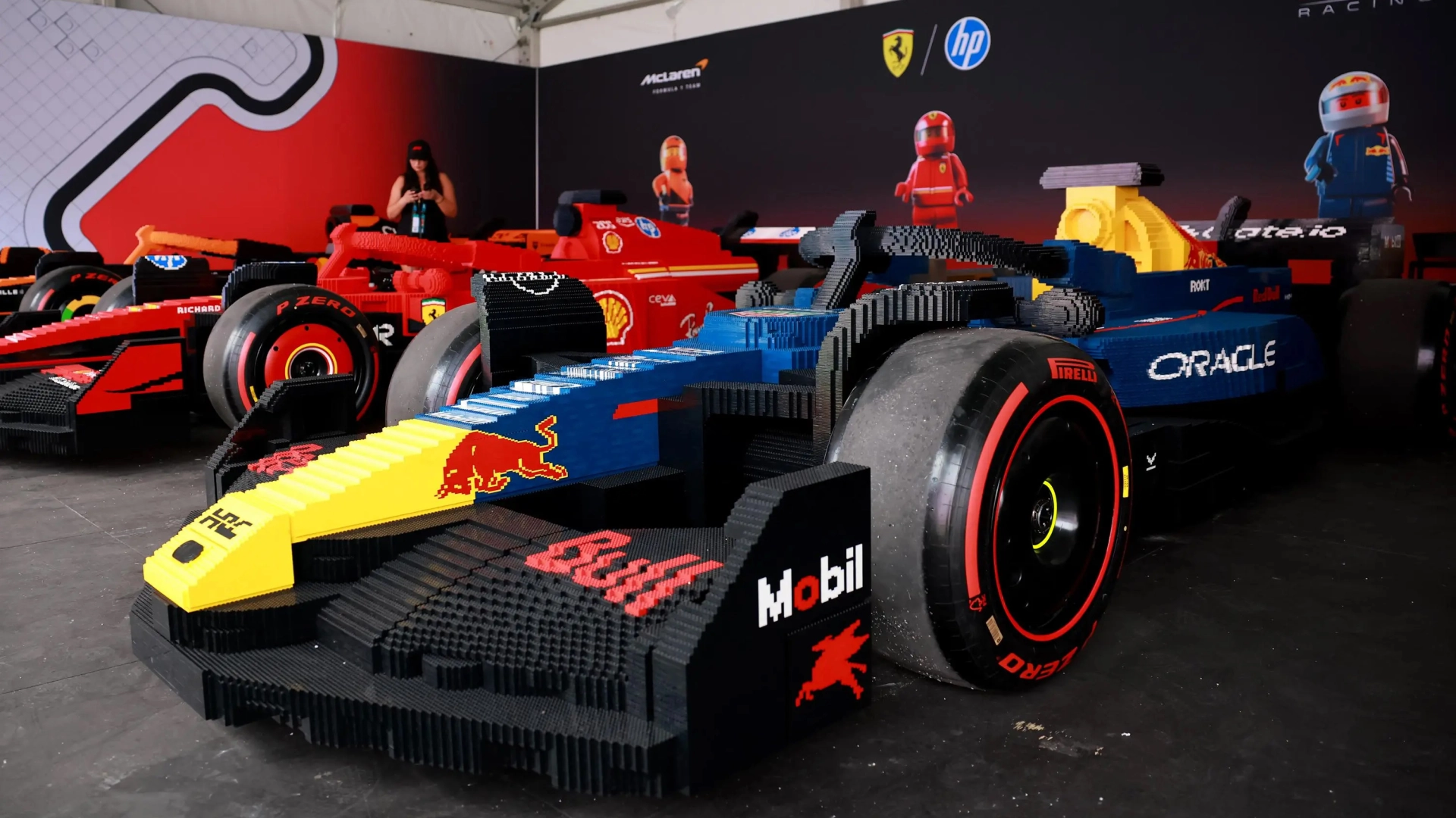 LEGO-автомобили Формулы-1 промчались по трассе Гран-при Майами