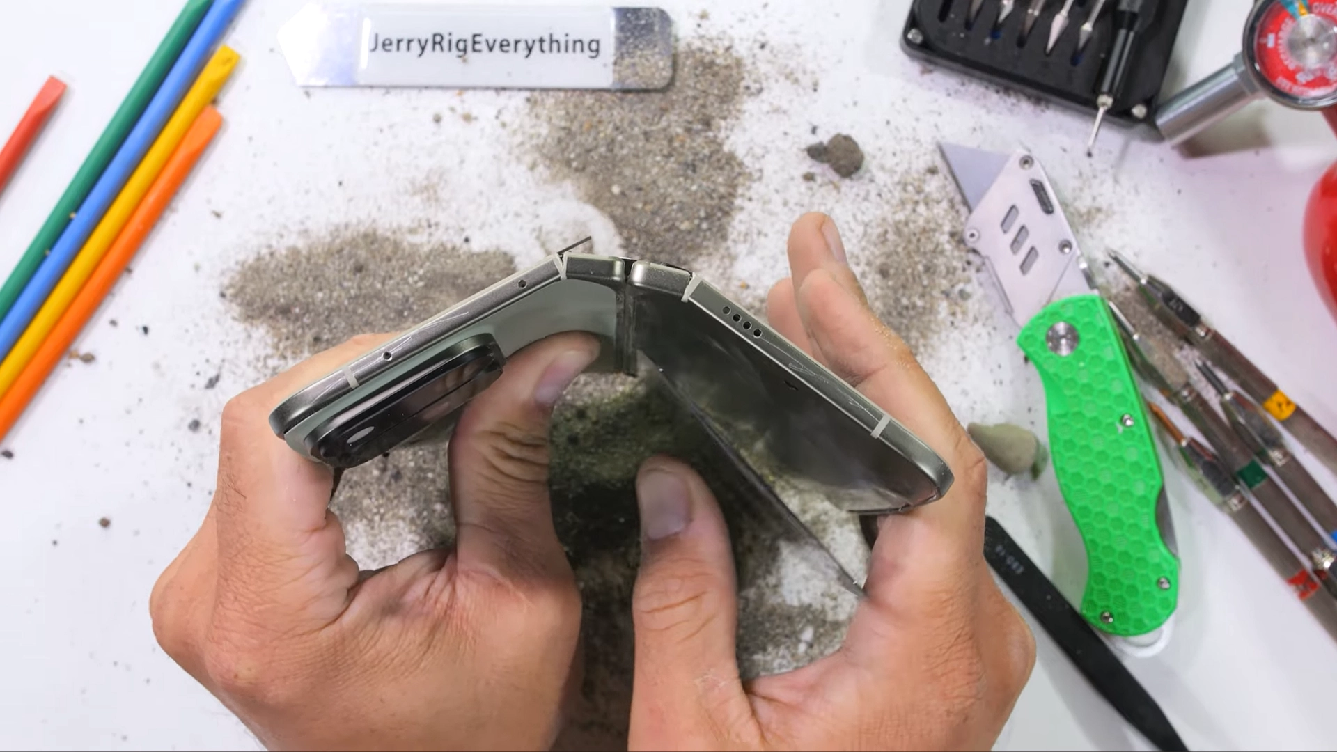 JerryRigEverything протестировал Google Pixel 11 Pro Fold на прочность