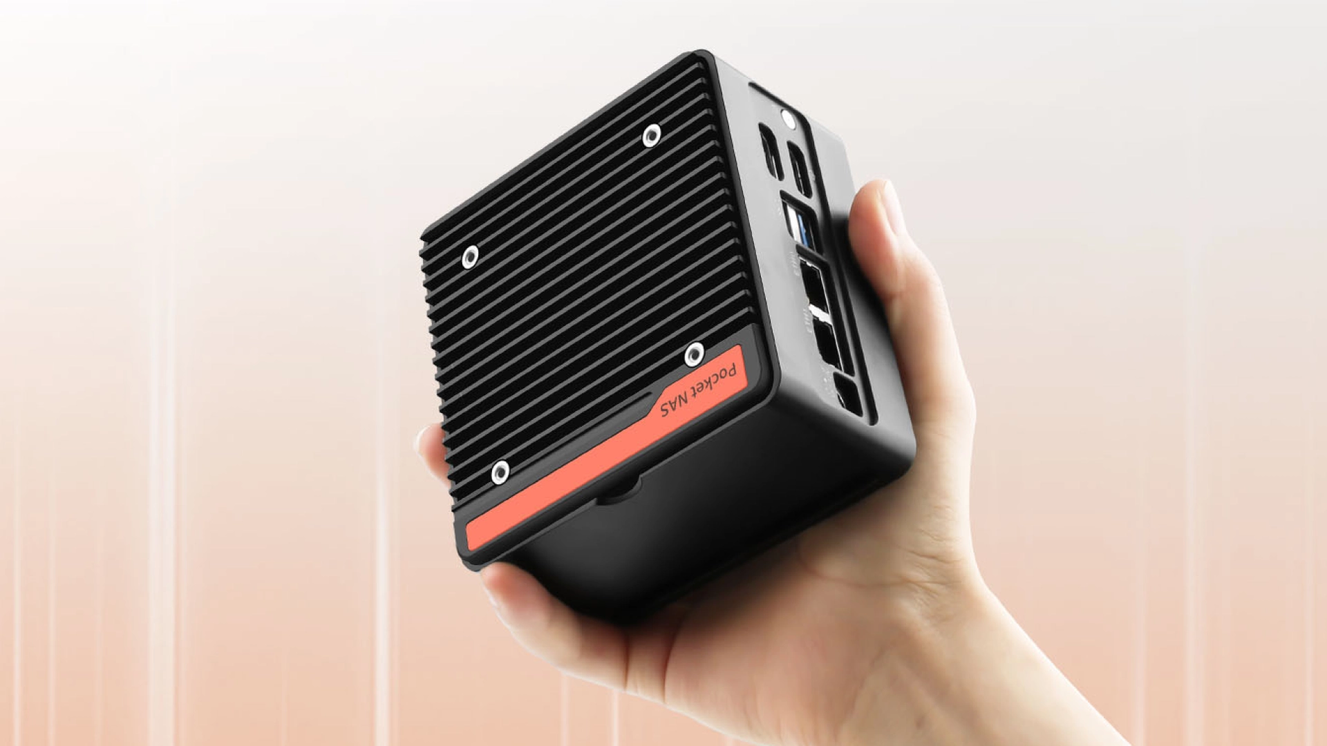 В этот мини-ПК CWWK x86-P5 Pocket NAS можно поставить четыре SSD M.2 2280