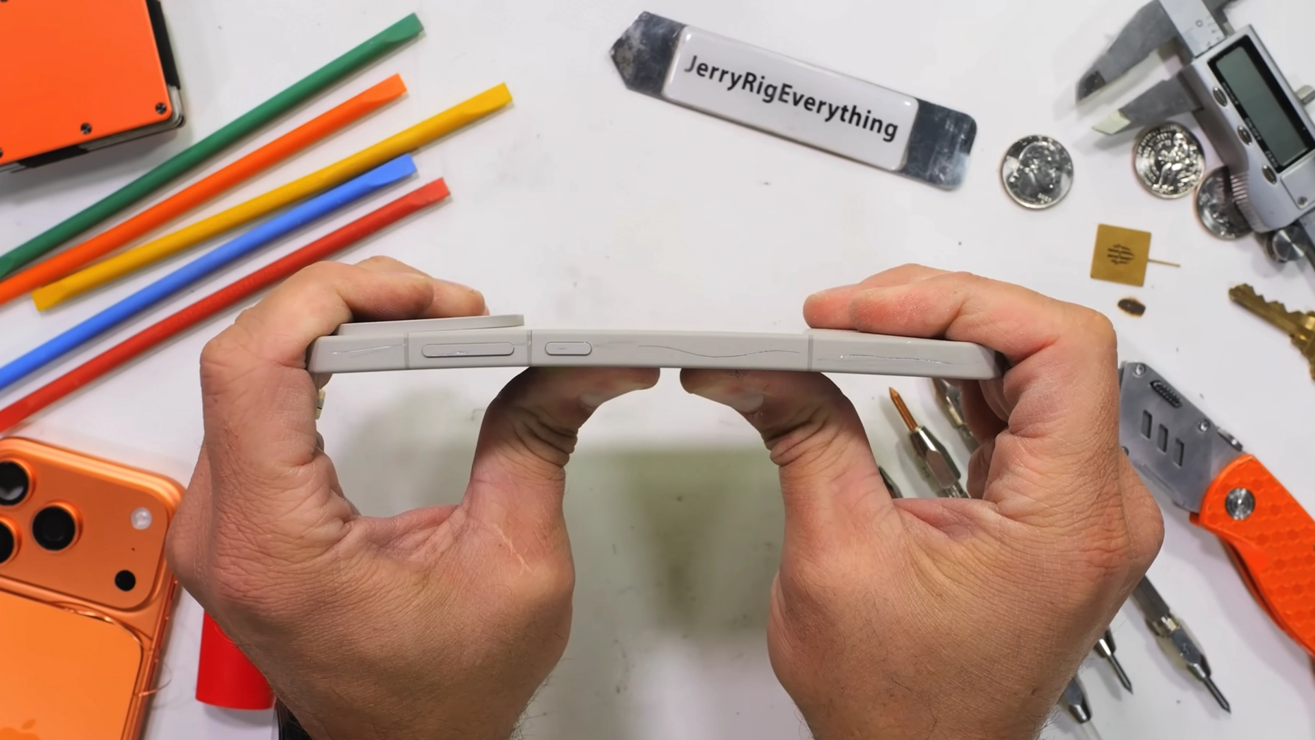 JerryRigEverything проверил на прочность OnePlus 15 — и порвал его испарительную камеру руками