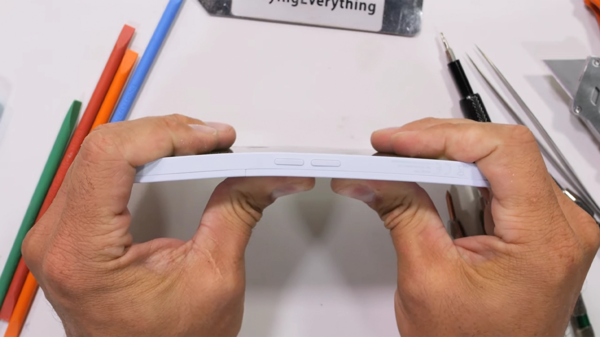 JerryRigEverything разобрал, собрал и протестировал на прочность Fairphone 6