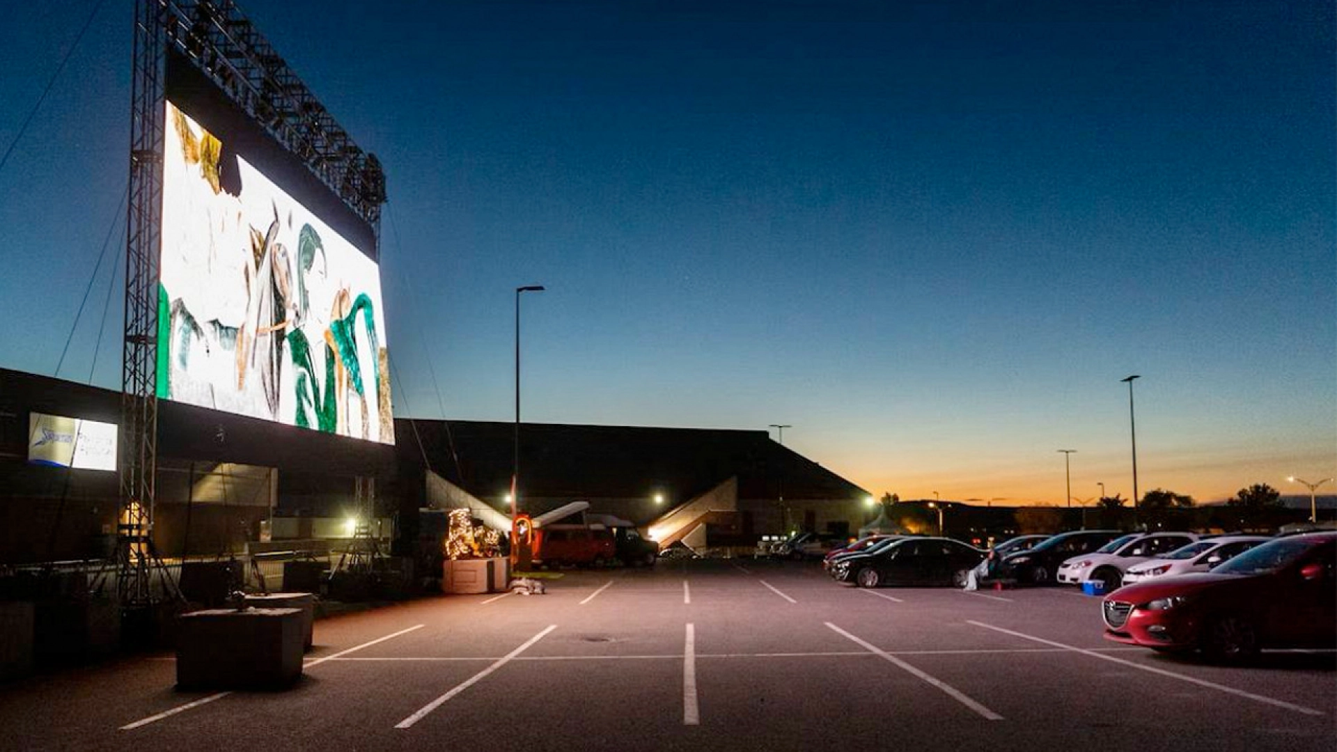 Okko и «СберПрайм» откроют в Москве бесплатный автокинотеатр — 28 марта