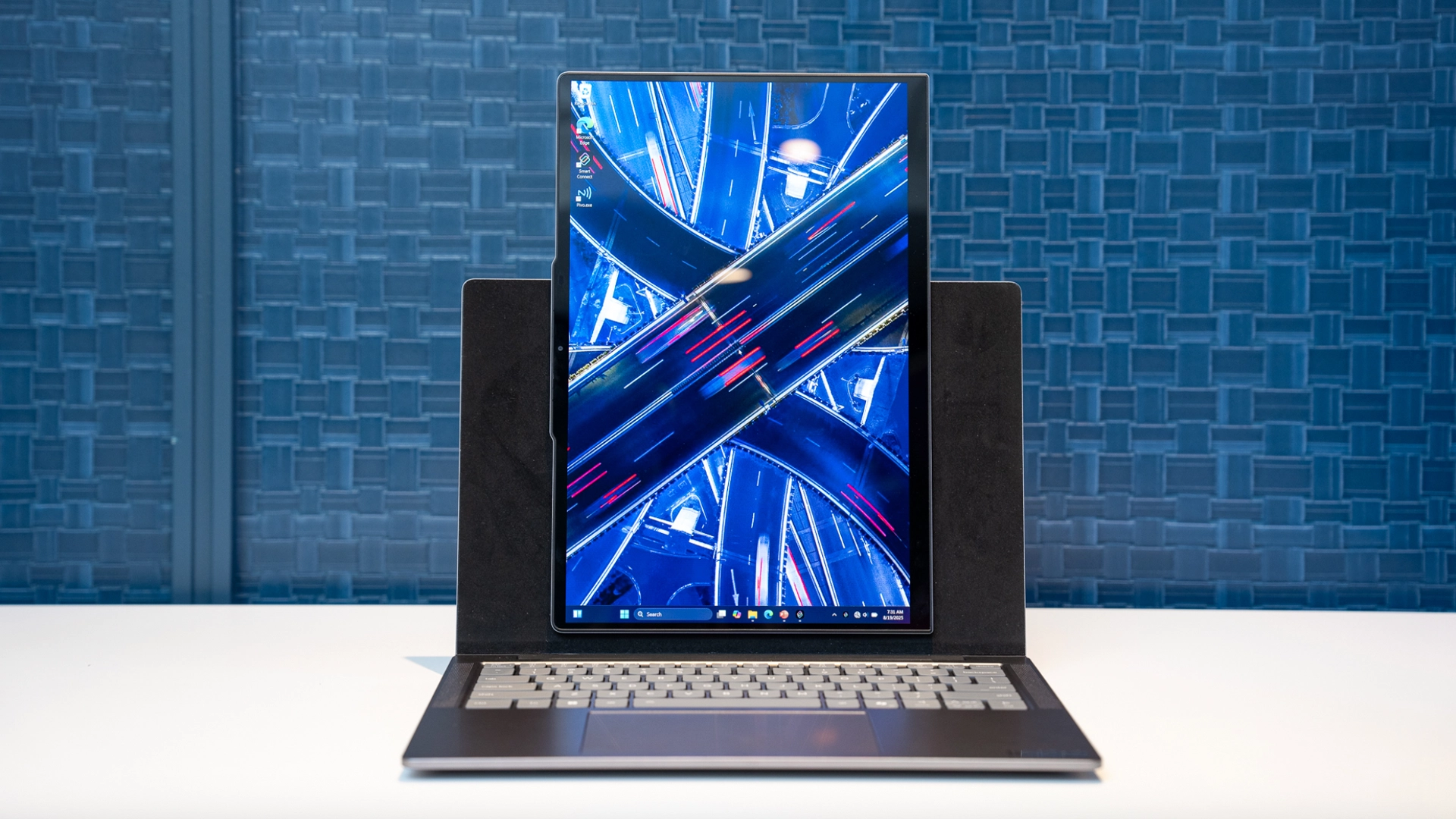 Lenovo привезла на IFA концепт ноутбука с вращающимся экраном