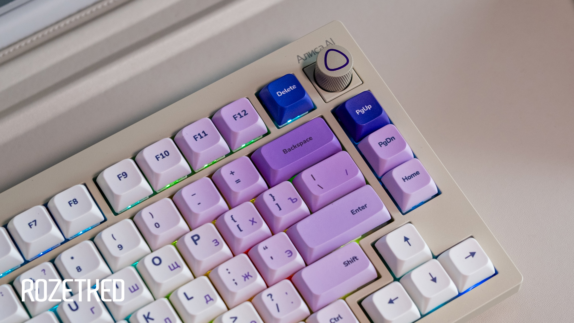Эксклюзив: смотрим на клавиатуру Geekboards x «Алиса AI»