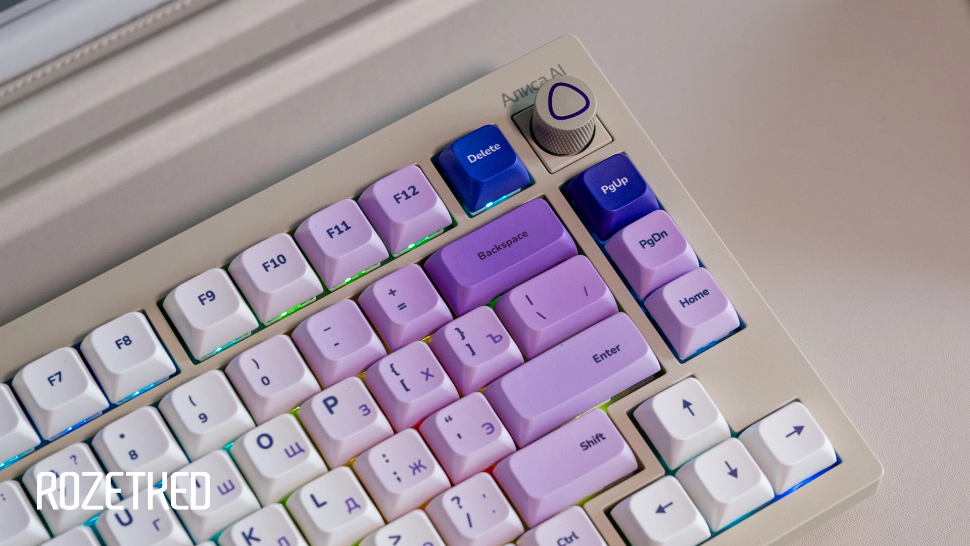 Эксклюзив: смотрим на клавиатуру Geekboards x «Алиса AI»