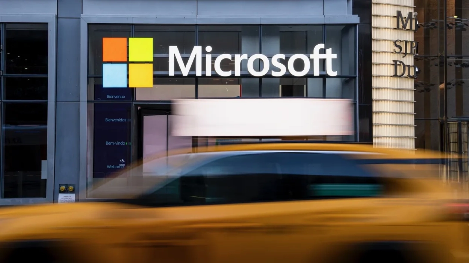 Bloomberg: Microsoft предложит 60 000 сотрудников добровольно уволиться в обмен на денежную компенсацию