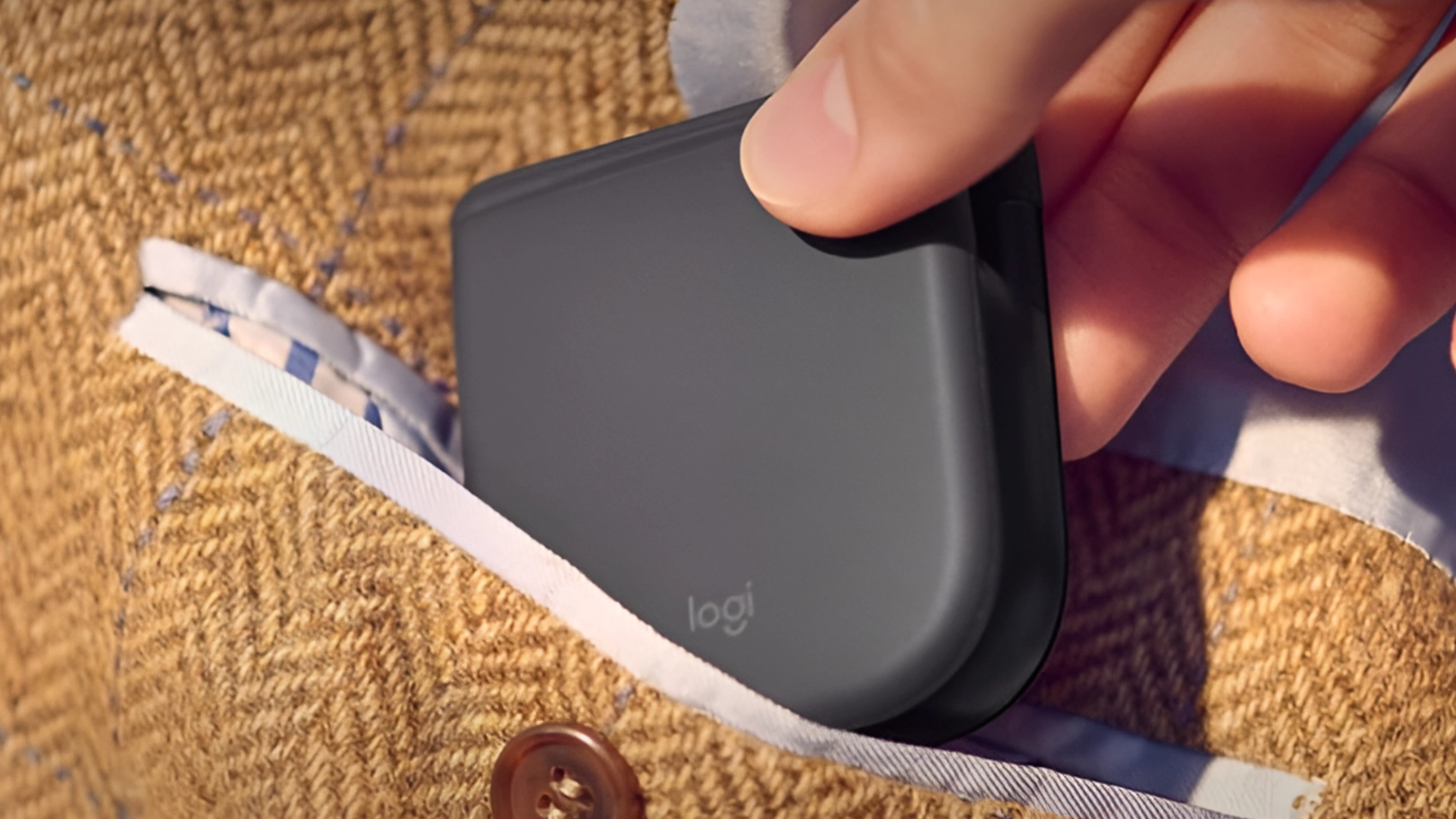 В сеть утекла плоская мышь от Logitech с сенсорной площадкой вместо колеса