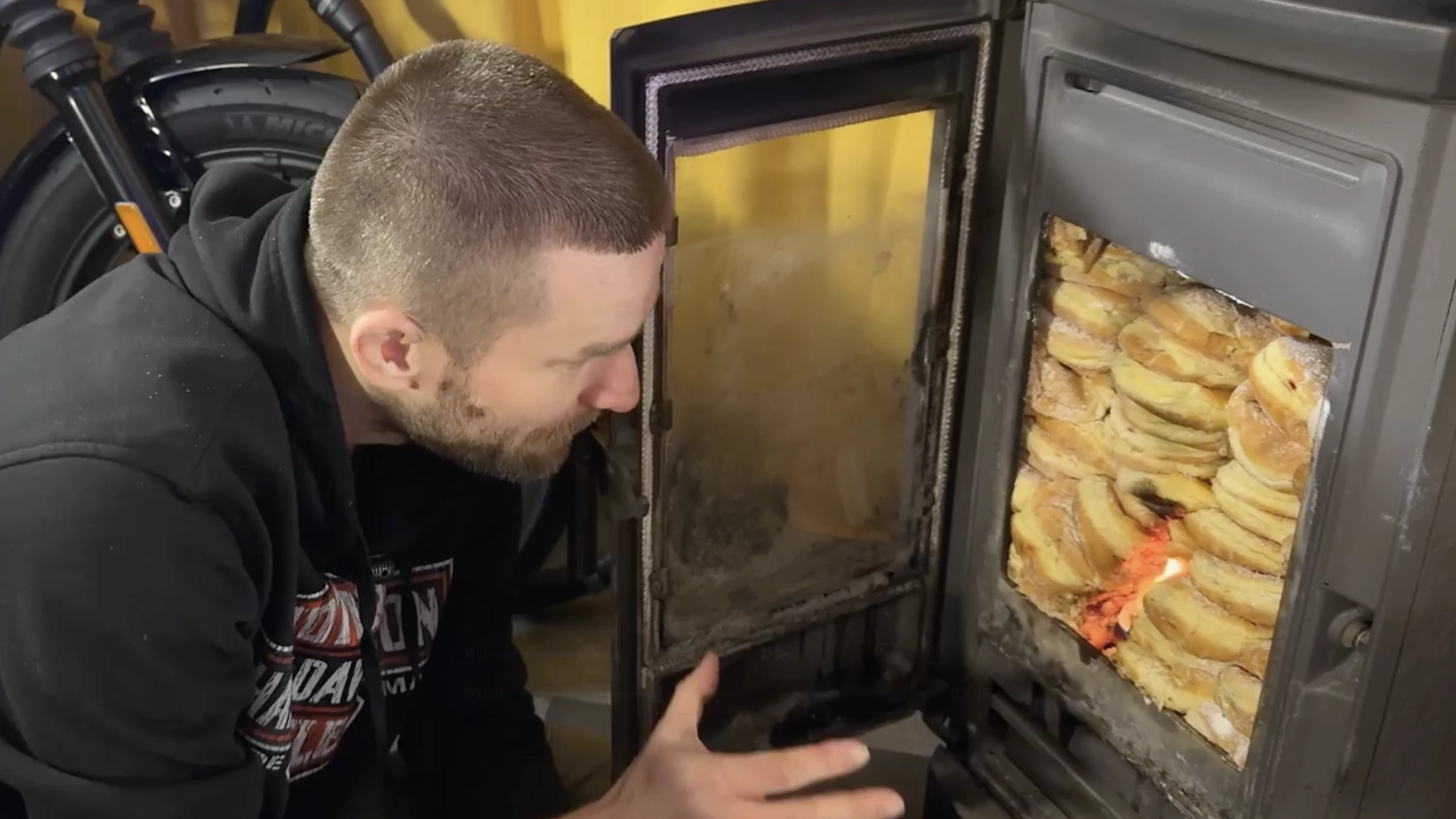 Польский YouTube-блогер выяснил, что топить дом пончиками выгоднее, чем дровами