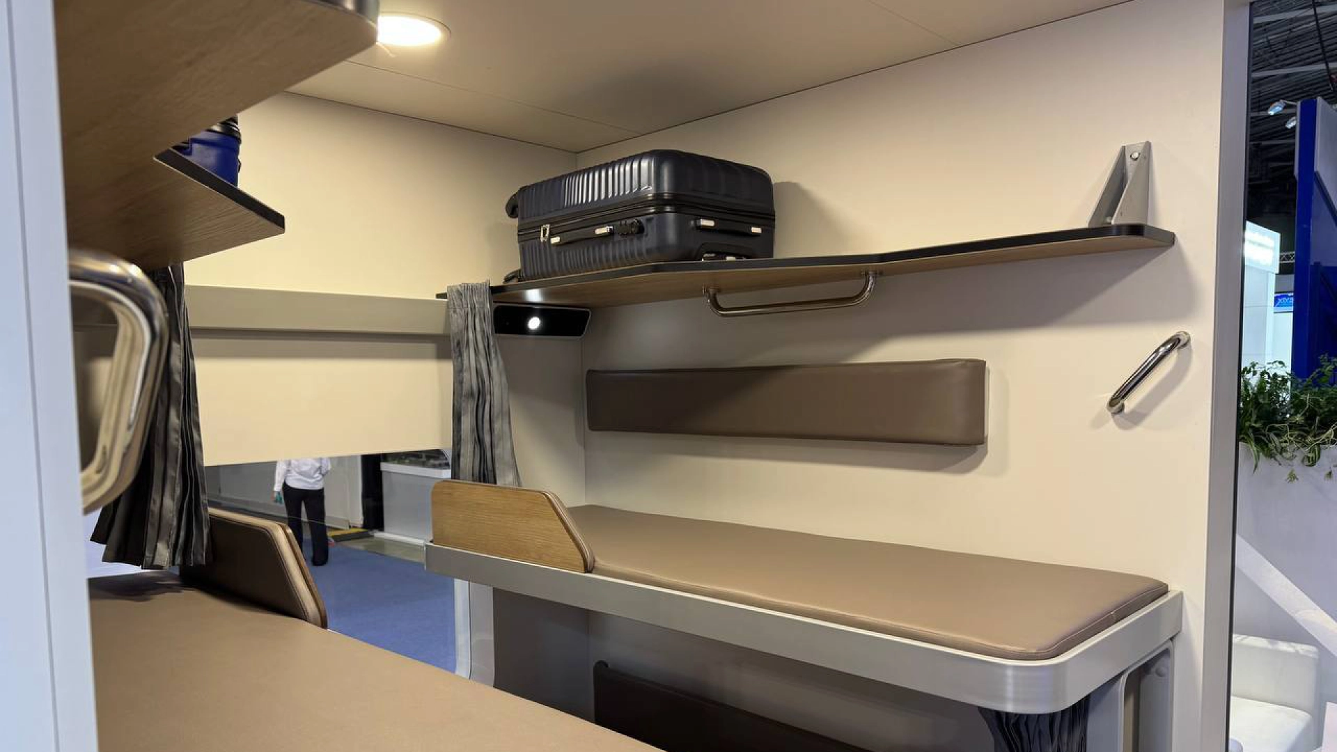 В РЖД показали новый вагон плацкарт — с длинными и широкими полками