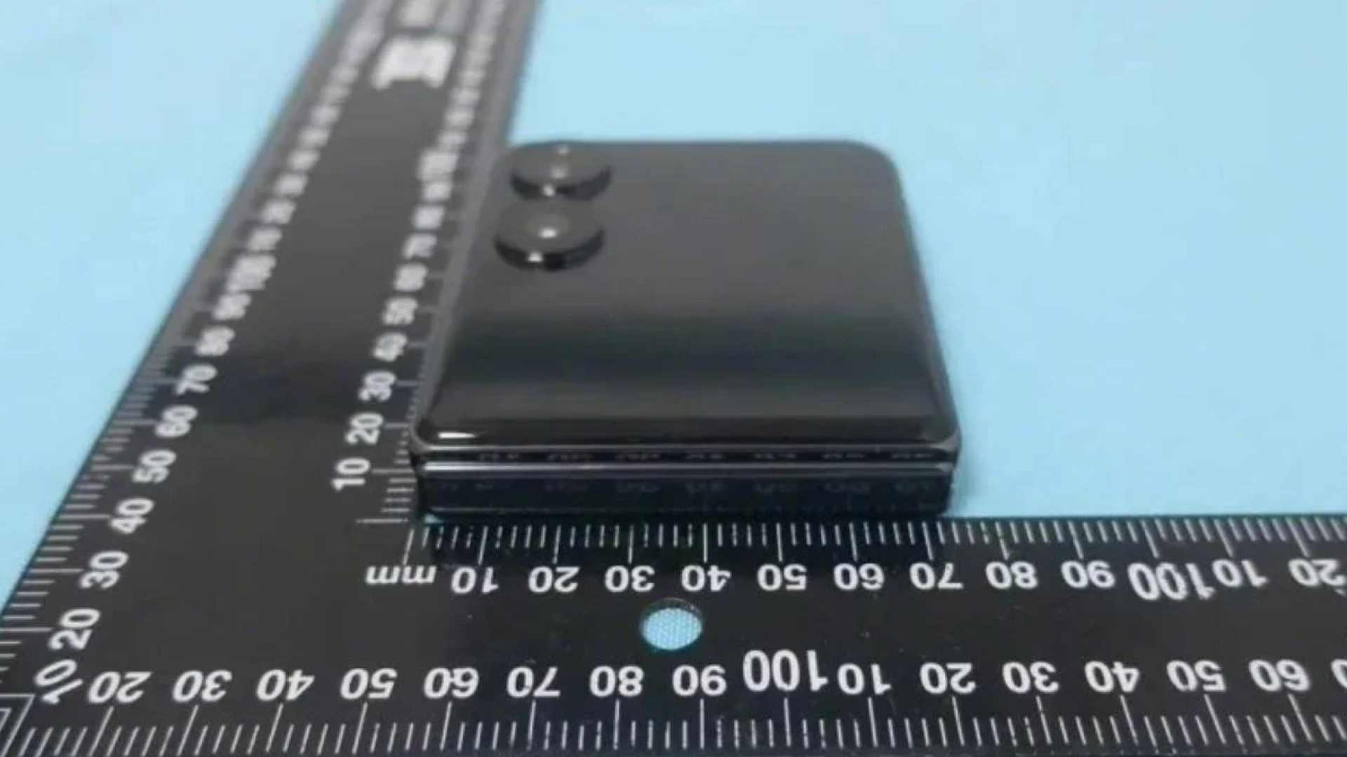 Складной смартфон Xiaomi Mix Flip засветился на фотографиях