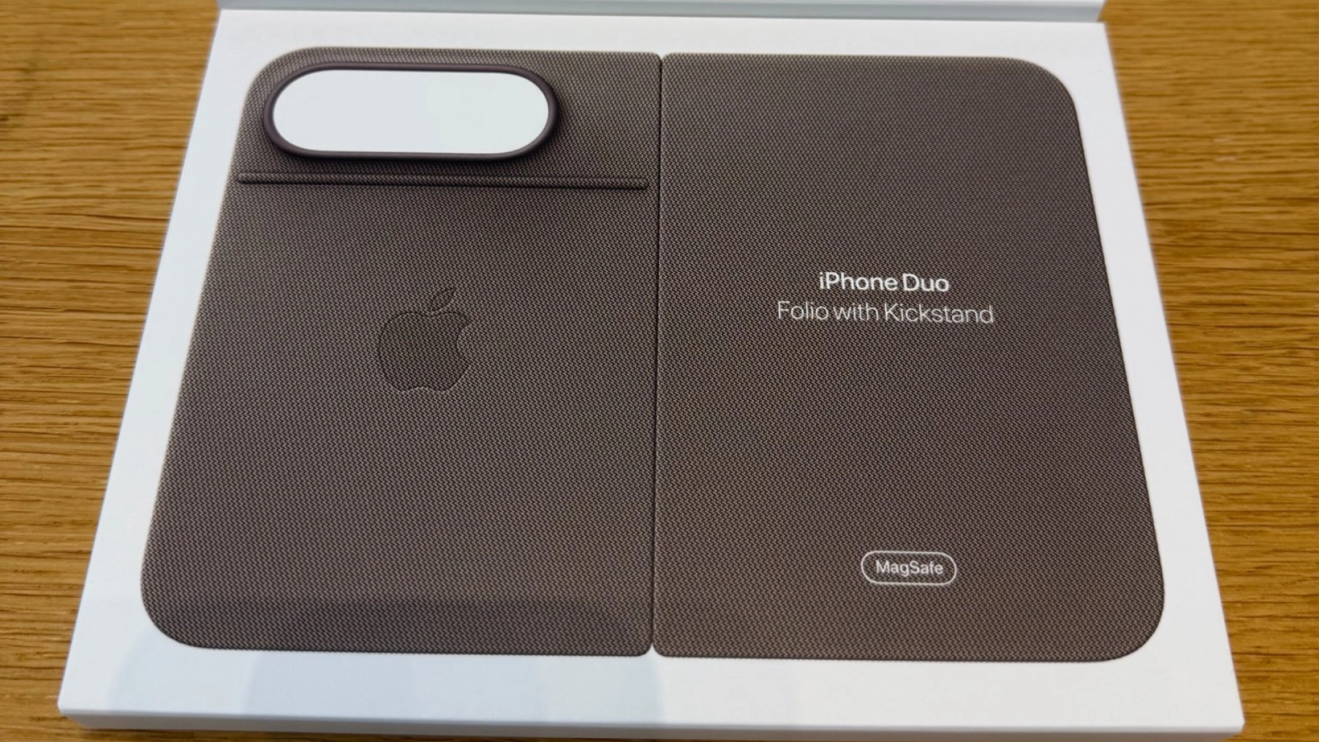 Официальный чехол iPhone Duo за 79 долларов крепится к смартфону на клей