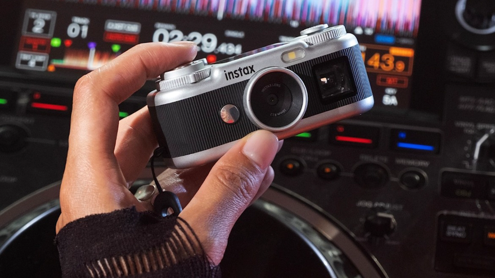 Fujifilm представила ультракомпактную камеру в ретродизайне Instax Pal 2