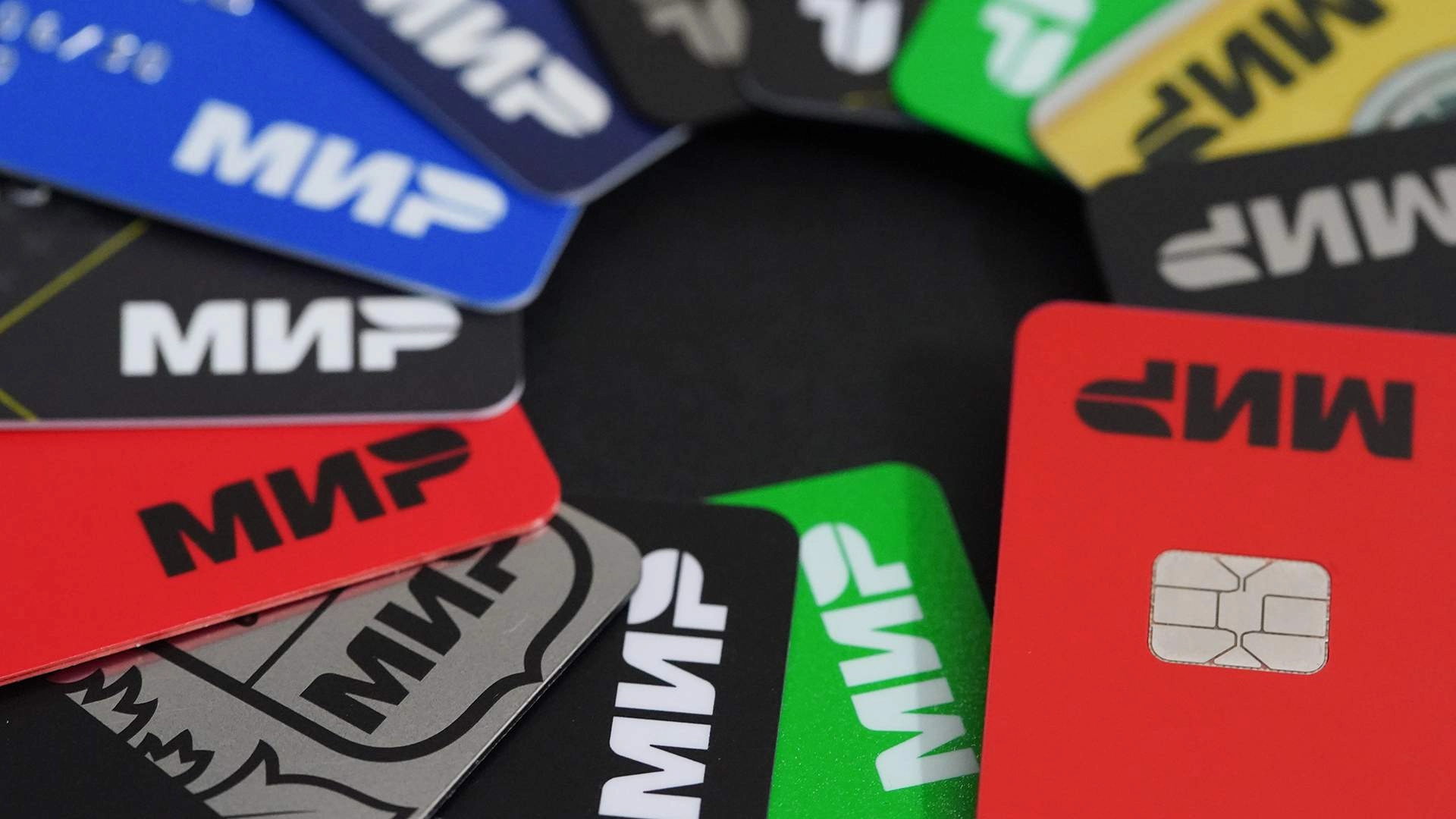 Власти предложили ограничить число банковских карт до десяти на человека