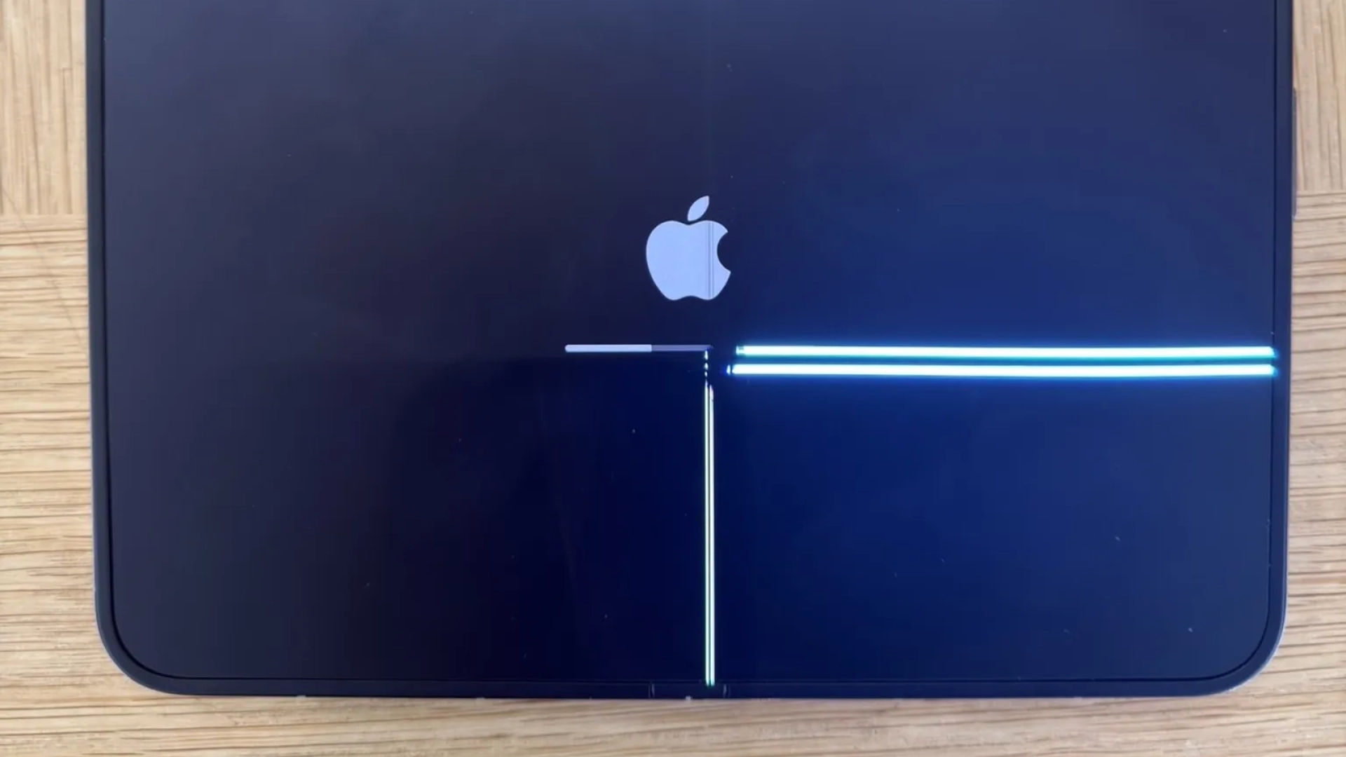 Apple признала проблему внутреннего экрана iPhone Duo