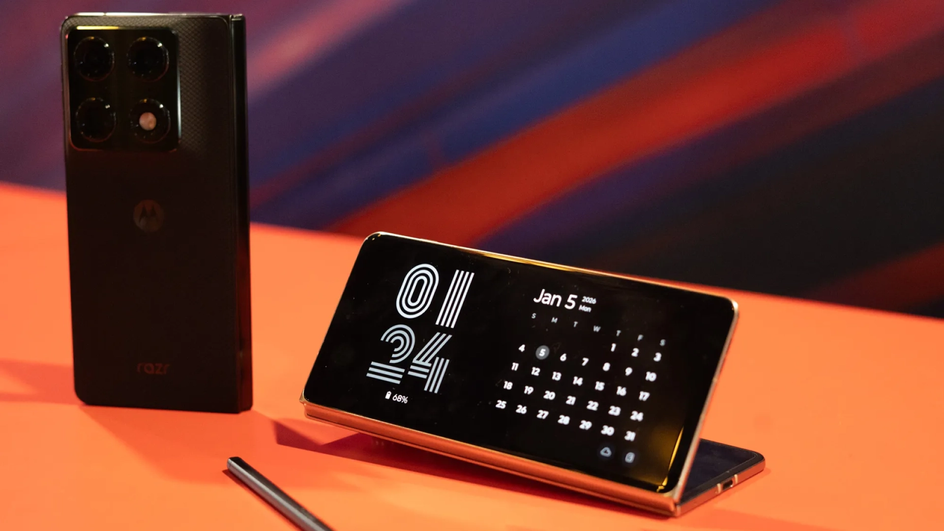 Motorola показала на CES 2026 тонкий флагман Signature и складной Razr Fold