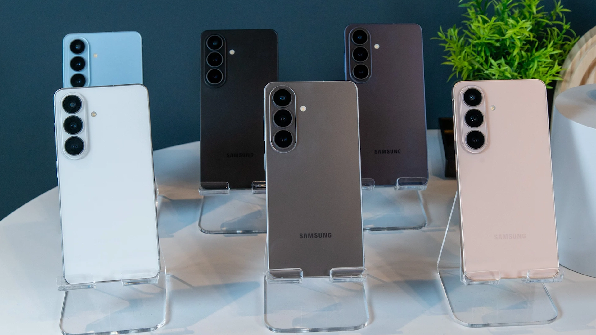 ZDNet: Samsung может использовать в базовых Galaxy S27 экраны от стороннего производителя