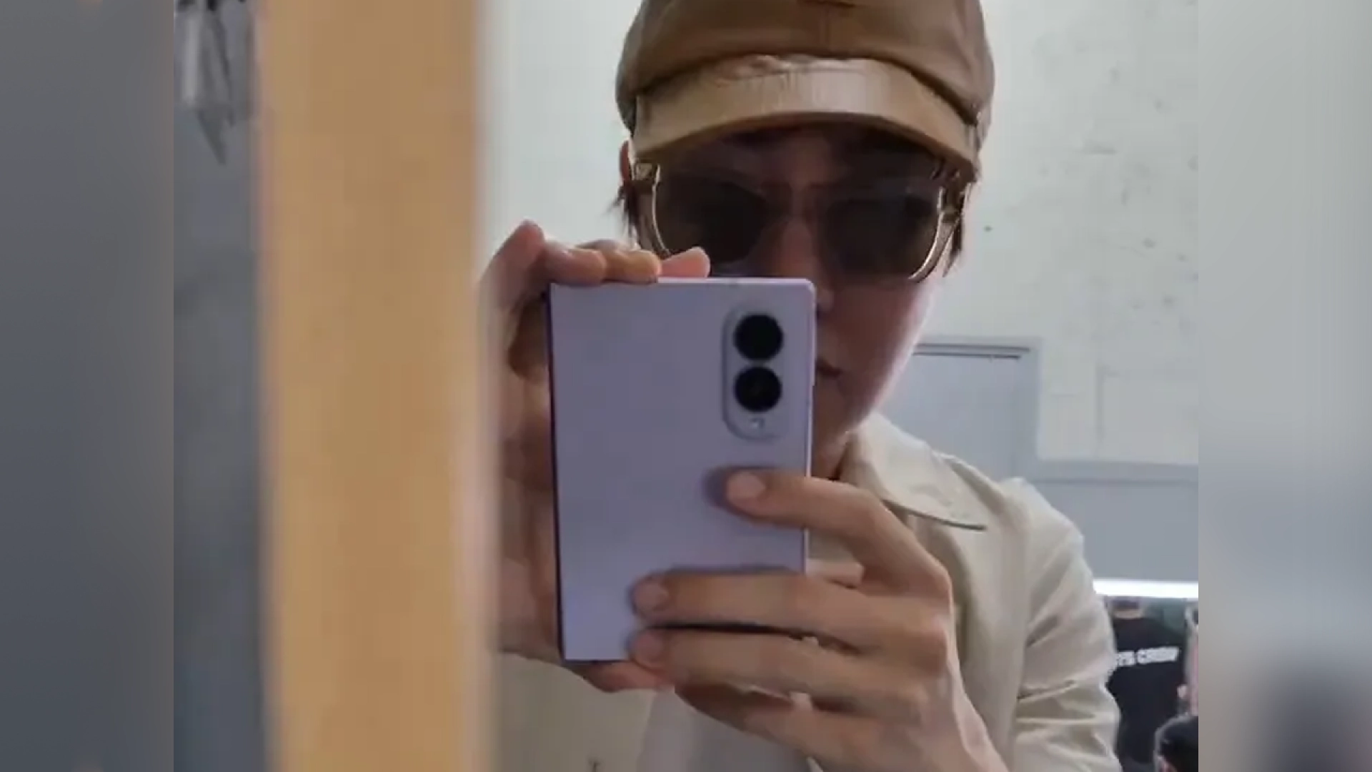 Джей-Хоуп из BTS показал широкий Galaxy Z Fold 8 до презентации