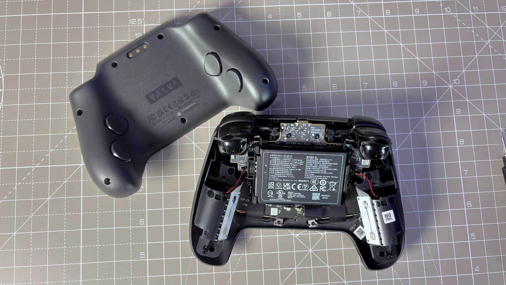 Журналист PC Gamer разобрал Steam Controller и похвалил устройство за отличную ремонтопригодность
