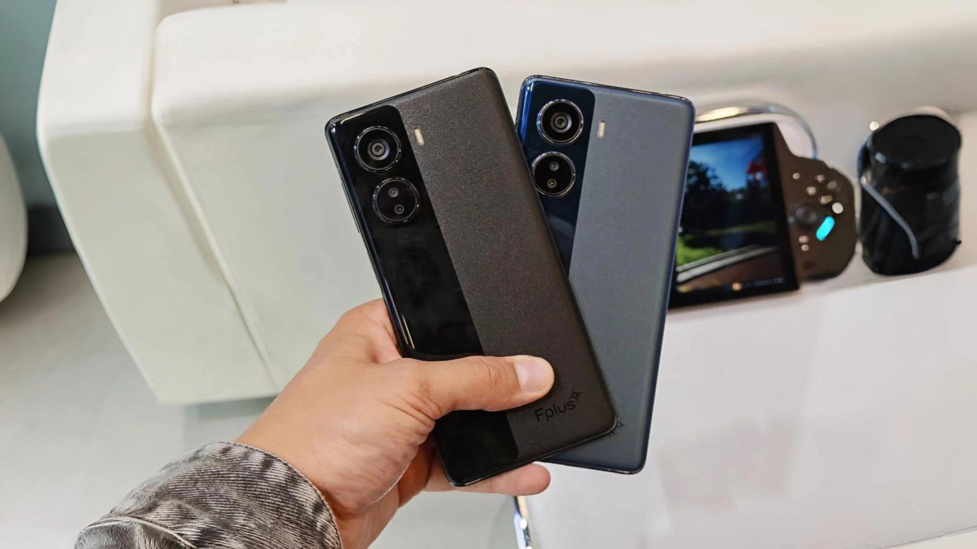 Fplus показала вживую отечественные смартфоны на «Авроре»