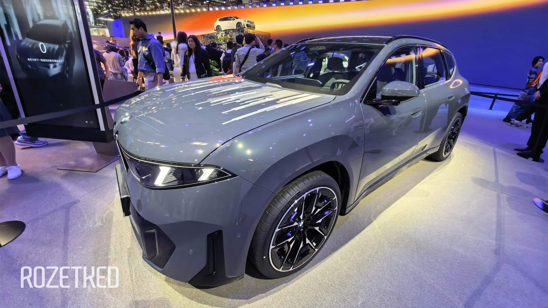 BMW показала iX3 Flow Edition c капотом, способным менять узоры