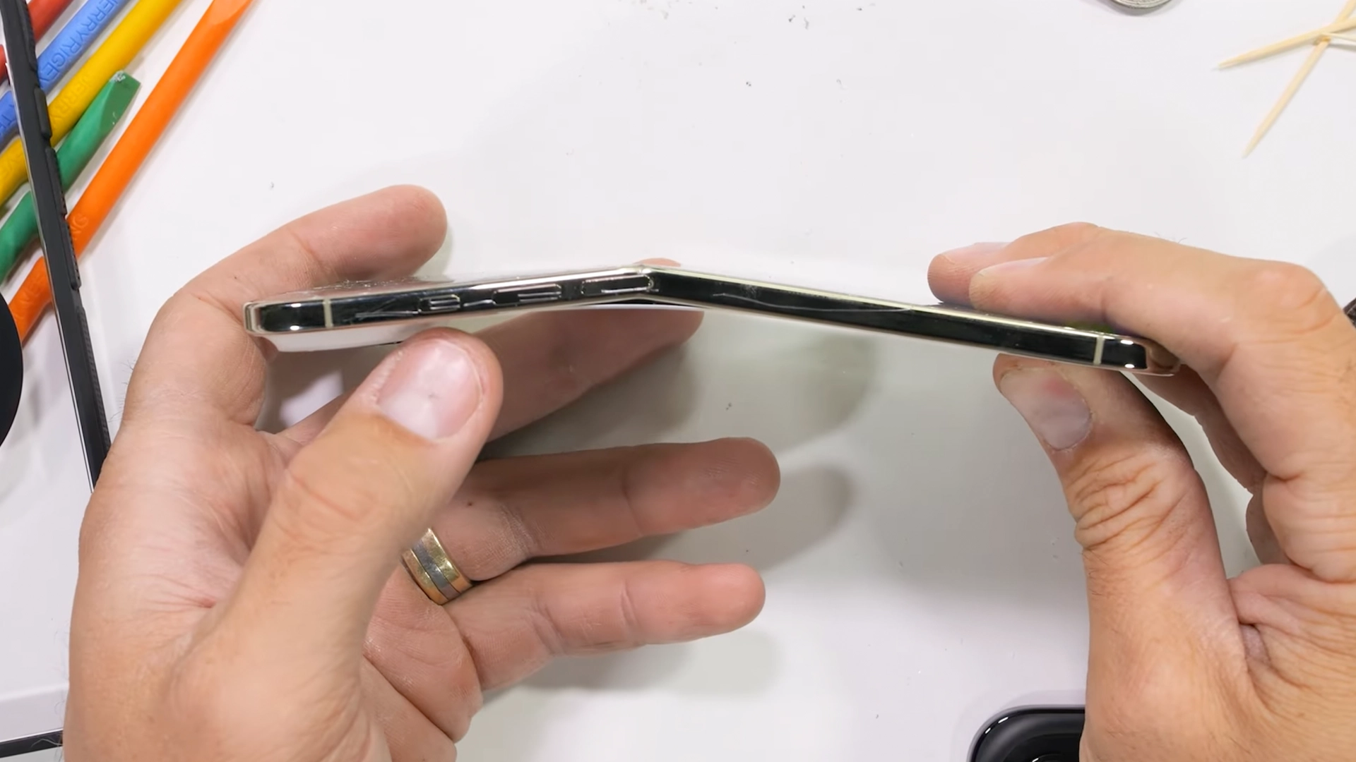 JerryRigEverything проверил на прочность iPhone Air — согнуть его руками не получилось