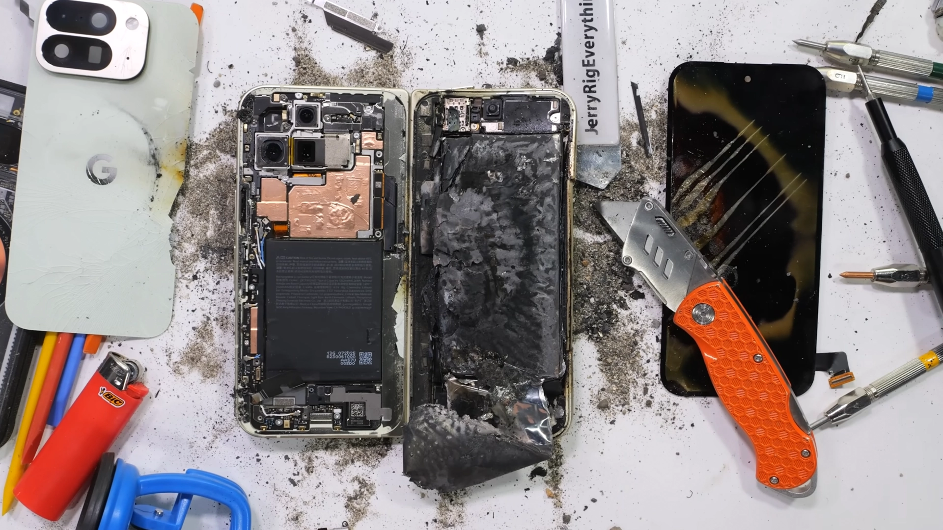 JerryRigEverything проверил на прочность Pixel 10 Pro Fold — «раскладушка» сгорела