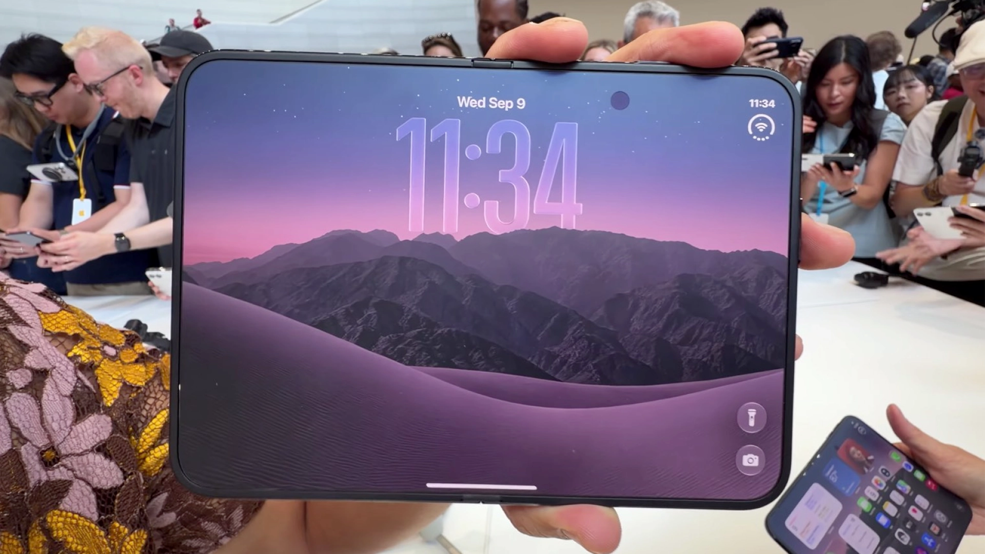 В iPhone Duo можно снять и заменить матовый защитный слой, если складка станет видимой