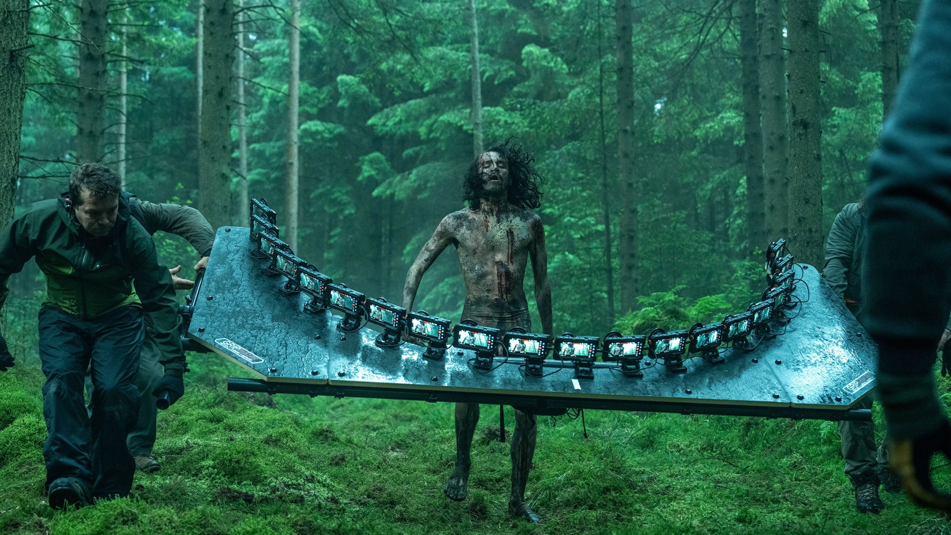 Как «28 лет спустя» снимали на 20 смартфонов iPhone 15 Pro Max одновременно