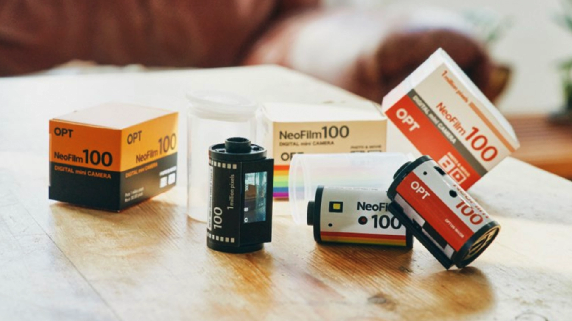 В Японии выпустили мини-фотоаппарат Opt100 Neo Film в виде ретро-плёнки