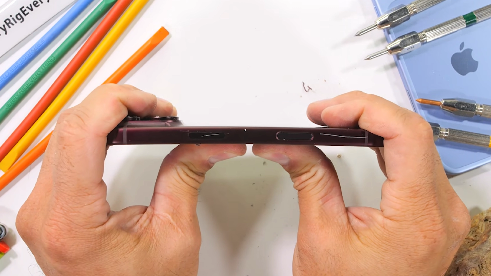 JerryRigEverything проверил на прочность iPhone 18 Pro