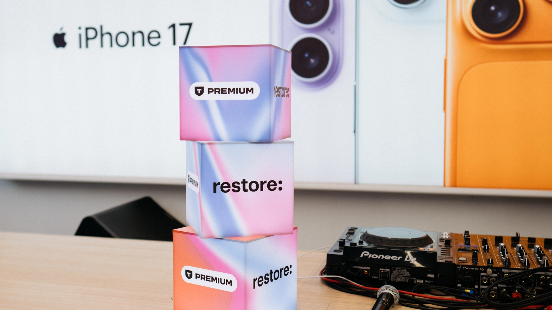 T-Premium и restore: провели в Москве специальный показ линейки iPhone 17