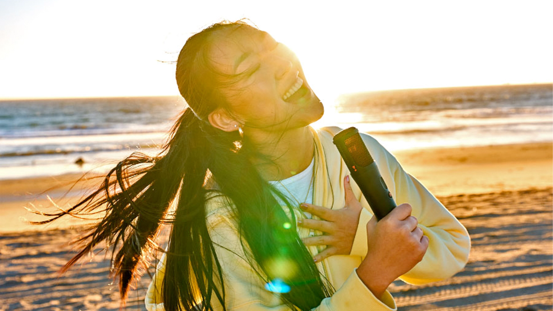 JBL представила EasySing — караоке-микрофон, который помогает брать высокие ноты